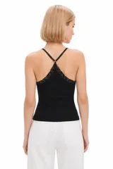 Musculosa blanca de breteles finos y escote en V con detalle de encaje bordado, de corte ajustado y corto.
