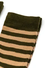 Pack de dos pares de medias crew, uno liso de color verde militar y otro con diseño de rayas horizontales en tonos verde militar y beige.