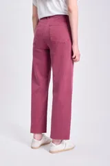Pantalón de jean ancho color bordó.