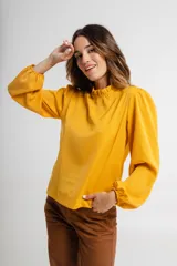 Blusa violeta de mangas largas con cuello fruncido.