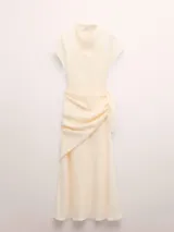 Vestido midi color crudo, con cuello drapeado, mangas cortas holgadas y diseño recto.