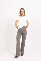 Pantalón sastrero de tiro alto y corte recto con caída amplia, confeccionado en tela de sastre color negro.