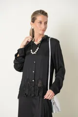 Camisa italiana de manga larga color negro, con aplique de blonda de puntilla en el bajo.