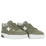 Championes urbanos New Balance modelo 550, color verde oliva con detalles en blanco. Presentan una silueta de corte bajo, confeccionados en cuero sintético con textura de gamuza, logo lateral característico y suela de caucho.