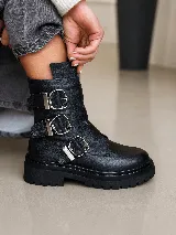 Bota tipo borcego de cuero negro con suela track y tres hebillas metálicas plateadas decorativas en el lateral.