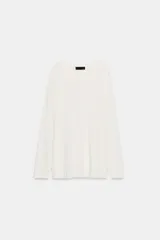 Jersey de punto fino con diseño oversize, cuello redondo y manga larga.