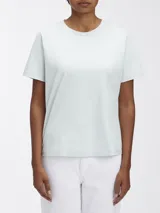 Remera de algodón orgánico de manga corta y cuello redondo, color celeste pálido. Presenta un pequeño logo tonal de Calvin Klein en la parte superior central del pecho.