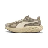 Championes de running y training Puma Hypnotic LS 2, color beige y arena, con diseño robusto y entresuela gruesa de gran amortiguación.