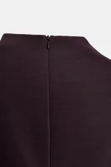 Vestido corto de tejido elástico, sin mangas, con cuello redondo y detalle de frunces en la cintura. Presenta un borde inferior con encaje combinado a tono.