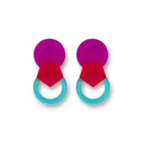 Par de aros colgantes con formas geométricas: círculo fucsia, hexágono rojo y aro celeste.