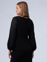 Vestido azul de RM Richards en seda fría, con escote en V cruzado, cintura drapeada, mangas largas de gasa y aplique de botones en el lateral.