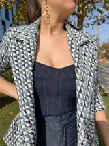 Blazer azul con estampado geométrico en blanco y negro.
