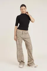 Blusa de punto acanalado color negro, con cuello alto y mangas cortas.