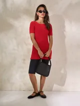 Camiseta roja de tejido de punto acanalado, de corte ajustado y mangas cortas abullonadas.