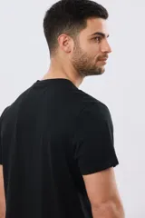 Remera de manga corta con estampa central tono sobre tono de inspiración vintage, cuello redondo y corte clásico.
