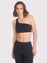 Top deportivo negro con tirantes elásticos cruzados en la espalda, soporte medio y almohadillas removibles.