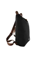 Mochila de diseño minimalista en color negro, con solapa superior y asas en color marrón. Presenta un aplique metálico con forma de labios en la parte inferior frontal.