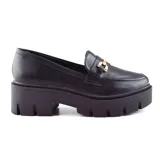 Zapato mocasín negro de cuero sintético con plataforma track y detalle de hebilla dorada.