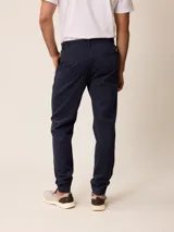 Pantalón bombacha de sarga azul marino, con pinzas en la cintura, bolsillos laterales y puños elásticos en los tobillos.