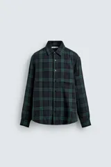 Camisa de corte regular fit confeccionada en tejido doble de algodón, con diseño de cuadros en tonos verde y azul marino. Presenta cuello solapa, manga larga con puño abotonado, bolsillo plastrón en el pecho y cierre frontal con botones.