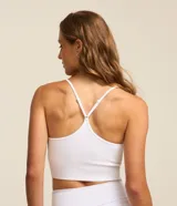 Top deportivo blanco Get Over con copa, sin costuras y diseño texturizado con detalles en diagonal. Cuenta con escote redondo y breteles finos ajustables.