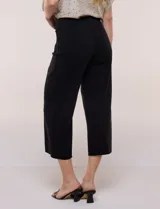 Pantalón capri blanco de corte recto y largo crop, con cintura alta y bolsillos delanteros aplicados estilo parche con detalle festoneado.