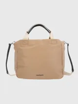 Cartera tipo tote de Hush Puppies en color beige, confeccionada en poliéster reciclado. Presenta doble asa de mano en color crema con detalles en negro y una correa larga ajustable y desmontable en color negro. Cuenta con el logo de la marca aplicado en la parte inferior frontal.