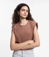 Musculosa color marrón con cuello redondo y hombreras.