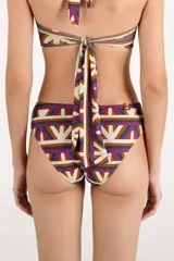 Bombacha de bikini tiro alto con faja ancha drapeada y diseño estampado geométrico multicolor en tonos beige, fucsia, naranja y verde.