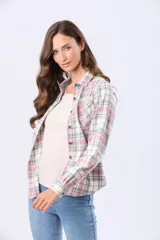 Camisa de viyela a cuadros con cuello camisero, cierre frontal con botones y bolsillo en el pecho. Presenta un diseño de manga larga con puños abotonados y textura suave.