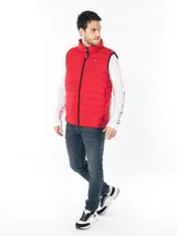 Chaleco puffer rojo con cierre frontal y cuello alto.