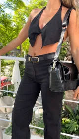 Top negro con escote halter y espalda descubierta, confeccionado en lino.