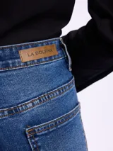 Jean de corte oxford con tiro medio, confeccionado en denim azul clásico con costuras a tono.