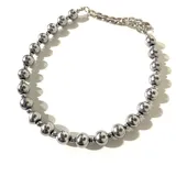 Collar corto plateado con cadena de acero inoxidable y perlas hematite.