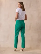 Pantalón celeste en gabardina elastizada marca Zac & Rachel. Pretina ancha con faja interna modeladora. Largo de pierna con costura frontal pespunteada. Trasera con bolsillos ojal simulados.