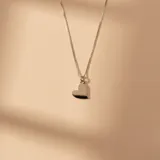 Collar de cadena fina con dije de corazón liso en plata 925.