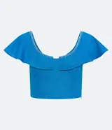 Blusa cropped de lino color azul, sin mangas, con volado en los hombros y busto, escote en U y pespuntes contrastantes.