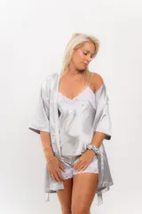 Bata corta color champagne de satén con mangas 3/4 y lazo para atar a la cintura.