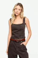 Top de denim marrón con escote cuadrado y tirantes anchos, con costuras de recortes visibles y ajuste al cuerpo.