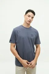 Remera de manga corta color azul oscuro con estampado gráfico en la espalda que incluye la frase "Mediterranean Summer" y dibujos de elementos de comida y bebida mediterránea.