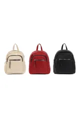 Mochila de cuero sintético color beige con textura granulada, cuenta con un compartimento principal con cierre, un bolsillo frontal con cierre y tirador decorativo, y asa superior.