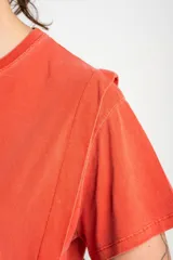 Remera de algodón peinado con efecto lavado, cuello redondo y mangas cortas, de calce ajustado al cuerpo.