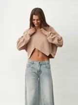 Buzo manga larga color celeste con diseño irregular y corte crop.