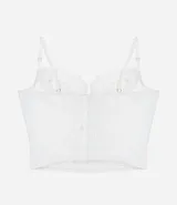 Corset de media copa en color blanco, confeccionado con paneles de poliamida y detalles decorativos de encaje floral en el borde superior y tul en los laterales. Cuenta con tirantes finos ajustables y varillas internas para estructura.