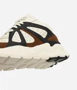 Championes chunky de media caña marca Renner, con diseño en color beige, marrón y detalles en negro. Confeccionados en poliuretano con recortes superpuestos, perforaciones para mayor ventilación, cordones al tono y suela gruesa texturizada.