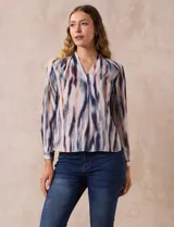 Blusa estampada de gasa marca Sioni, con escote en V, pliegue delantero, manga larga con puño y botón.