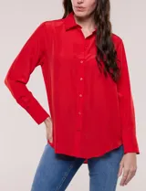 Camisa de satén blanca de la marca Floral & Ivy, con cuello con solapa, cierre frontal de botones, manga larga con puño ancho y bolsillo aplicado en el pecho.