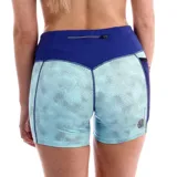 Short deportivo ajustado para mujer, color negro con estampado abstracto en tonos rojos y rosados. Posee cintura ancha negra lisa y paneles laterales negros.