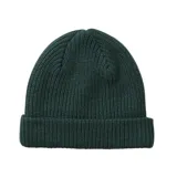 Gorro tipo beanie de tejido acanalado en color verde oscuro, con vuelta en el borde y parche de cuero sintético con logo de la marca Roark en la parte frontal.
