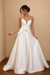 Vestido largo de dos piezas en color blanco, compuesto por un top strapless de escote corazón con drapeado central y una falda larga de satén con caída fluida.
